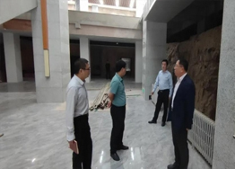甘肃工业职业手艺学院党组书记杨声等向导先后到彩陶创意工业园及地质博物馆实训基地施工现场实地调研